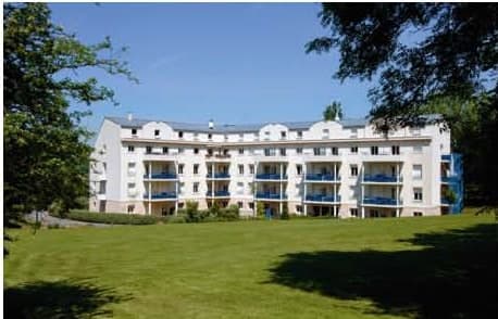 Die Residenz Les Ducs de Chevreuse in ihrem Park